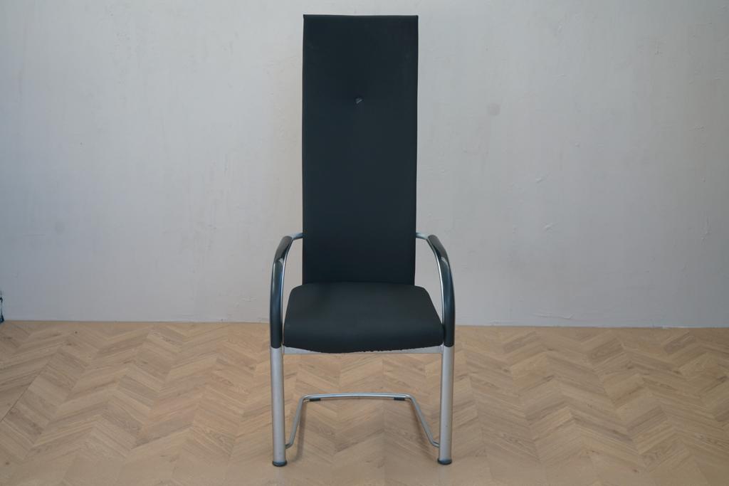 Fritz Hansen SPIN mødestol i sort med høj ryglæn – set forfra